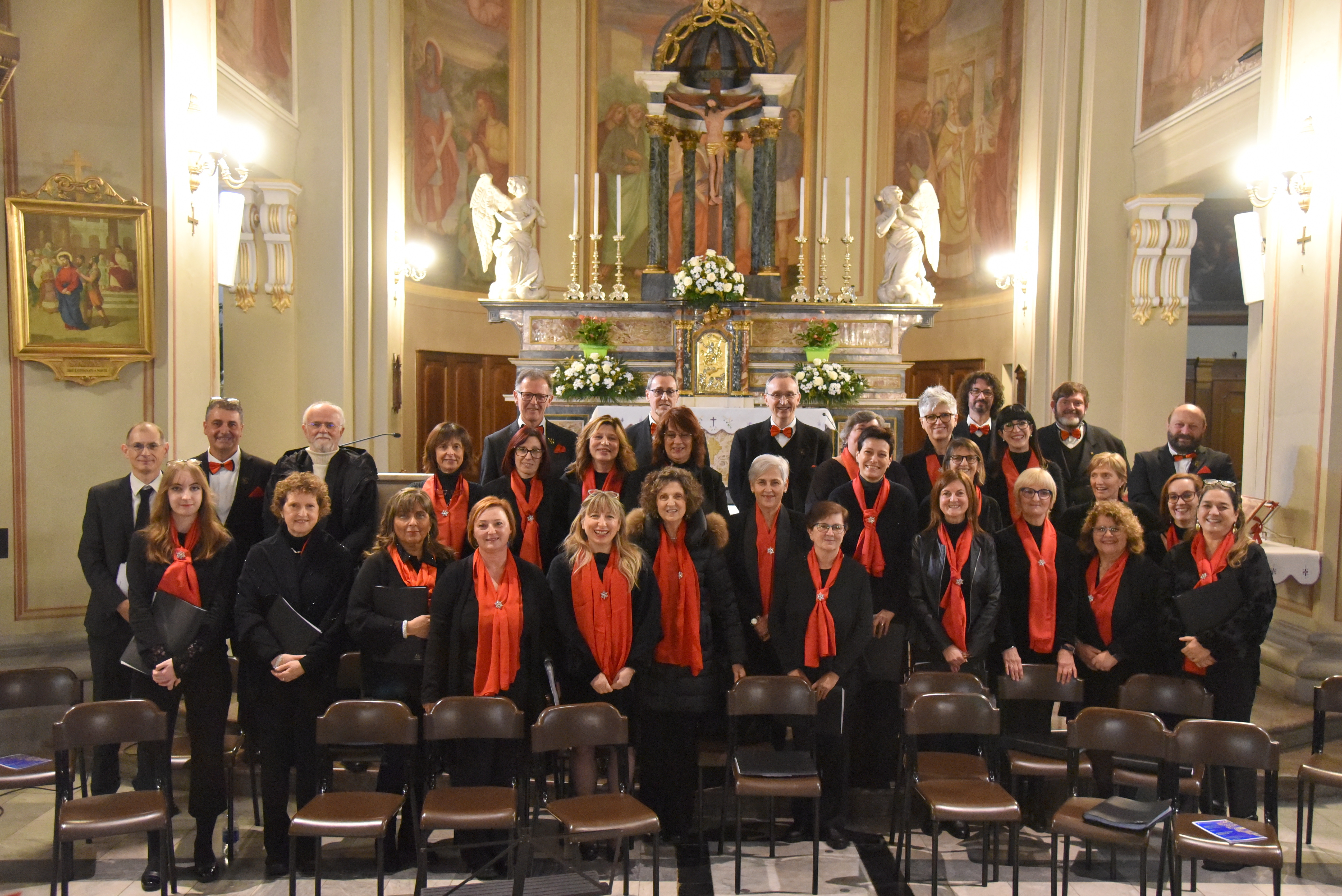 Il Coro Polifonico S. Alessandro in chiesa durante un concerto